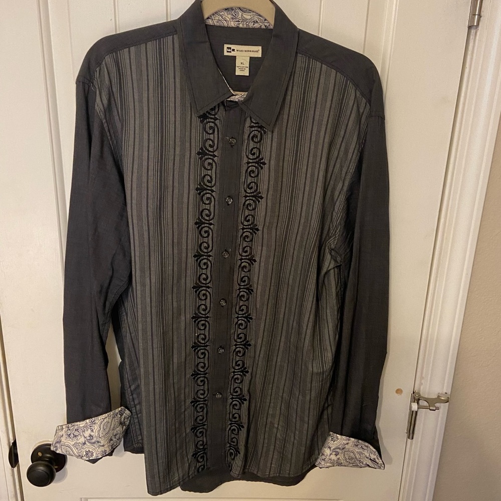 Wilke-Rodríguez Mens Embroidered western shirt. Size XL